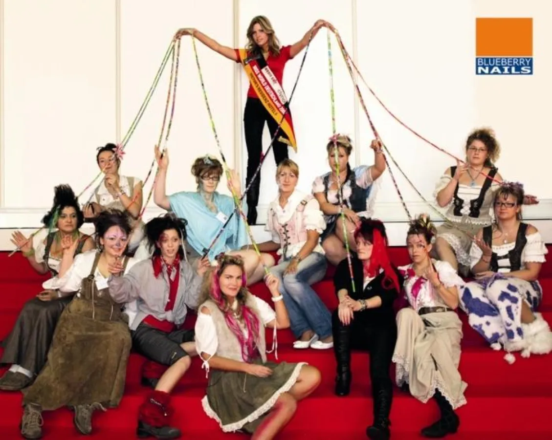 Anne-Kathrin Walter (Miss World Deutschland) und das Blueberry Nails Team