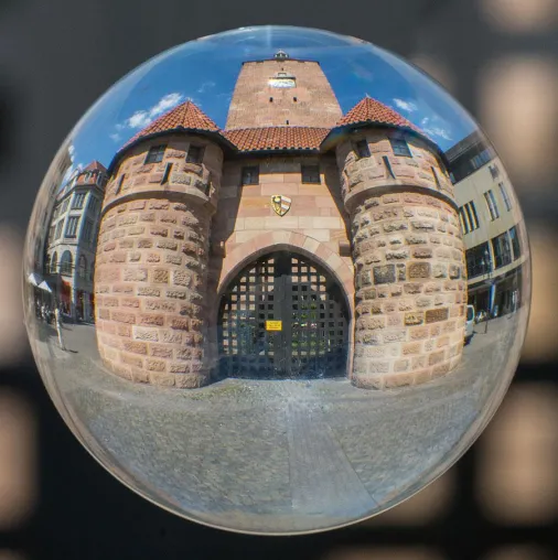Die Welt steht Kopf beim 6-stündigen Fotospaziergang „Mit der Glaskugel unterwegs“ in Nürnberg Bild: Die Welt steht Kopf beim 6-stündigen Fotospaziergang „Mit der Glaskugel unterwegs“ in Nürnberg