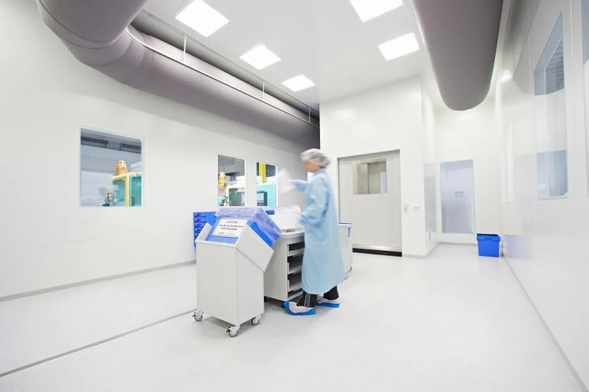 Verpackungsarbeiten im Reinraum der AFK Kunststoffverarbeitung