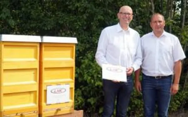 Bild: 100.000 neue Mitarbeiter: LMC installiert Bienenstöcke