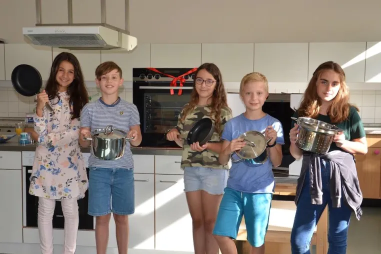 Bild: Kreuzberger Adolf-Glaßbrenner-Schule erhält von Berliner Rotary Clubs Induktionsherd für die Schulküche