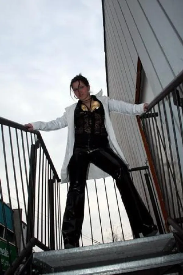 Sie liebt ausgefallene Bekleidung und High-Heels. Yasemine aus München