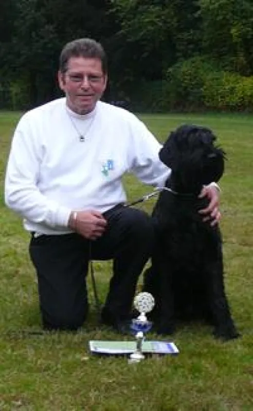 Norbert Bledau mit Cerry nach bestandener Begleiterhund-Prüfung