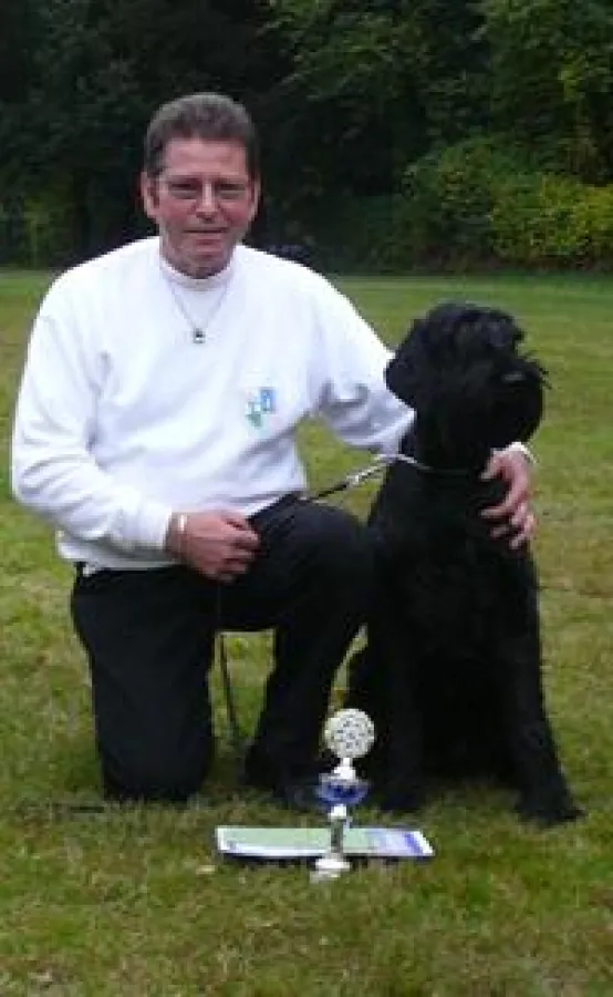 Norbert Bledau mit Cerry nach bestandener Begleiterhund-Prüfung