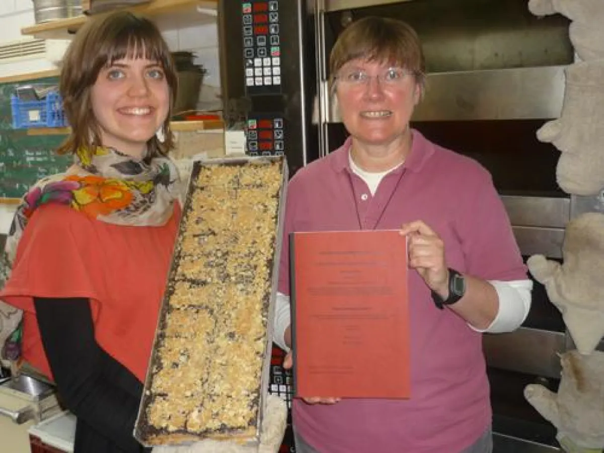 Maria Stoverink (li.) und cibaria-Inhaberin Rike Kappler (re.) freuen sich über das neue Produkt.