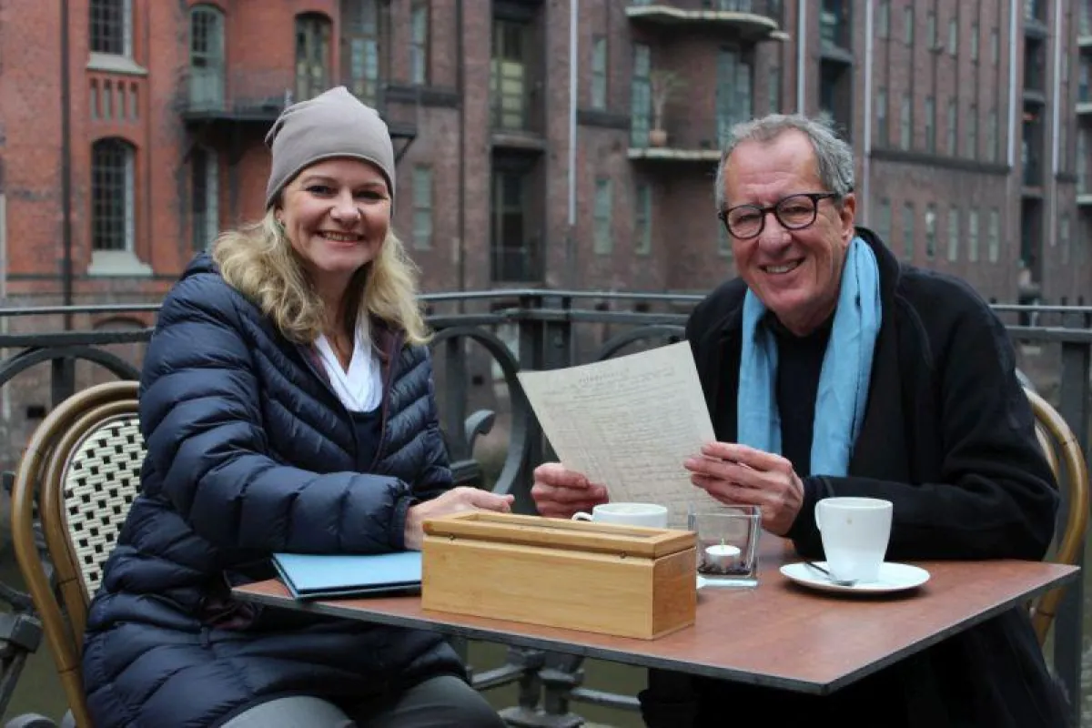 Andrea Bentschneider trifft Geoffrey Rush in der Hamburger Speicherstadt.