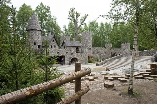 Bild: Eine Räuberburg als gigantische Kulisse und Erlebnisareal