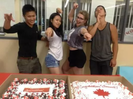 Bild: Teilstipendien erhalten: Austauschschüler freuen sich über Zuschuss