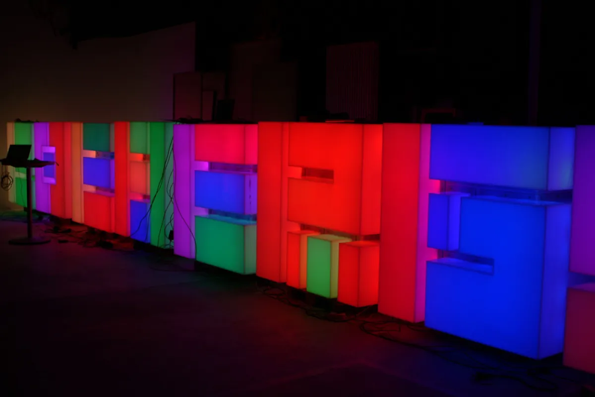 Die Storz Medienfabrik aus Esslingen am Neckar realisiert die gigantische Lichtskulptur von Olaf Nicolai für das Züricher Lochergut.