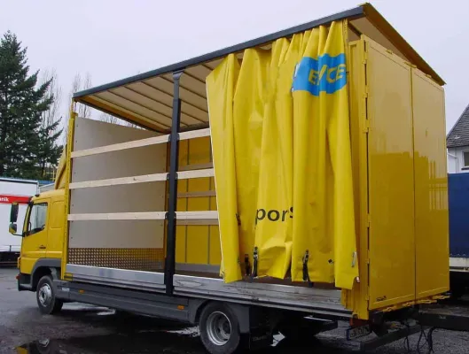 Bild: Fahrzeugbau Tang: Ideal für Volumentransporte - Alu-Hubdach von Tang wiegt federleichte 50 Kilo