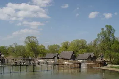 Bild: Pfahlbauten Unteruhldingen mit Saisonstart - Sonderausstellung "Auenwälder am Bodensee"
