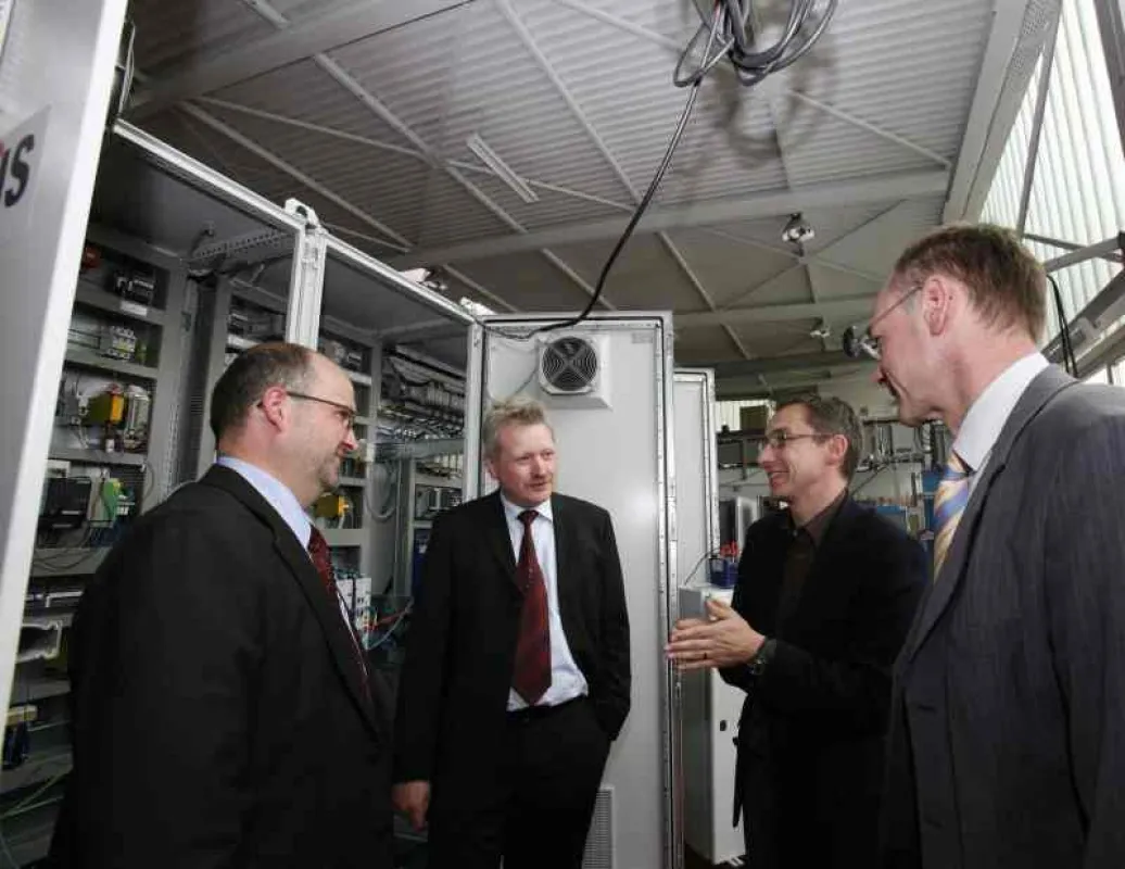 Hoher Besuch in Bürgermoos: Landrat Lothar Wölfle und Bürgermeister Bruno Walter informierten sich bei Wolfgang Lachmann und Michael Preuß aus erster Hand über die Entwicklung der futronic GmbH in Tet