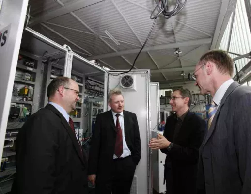 Landrat Lothar Wölfle lobt Innovationskraft von futronic Bild: Landrat Lothar Wölfle lobt Innovationskraft von futronic