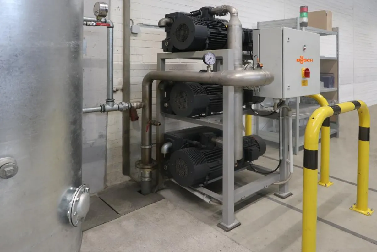 Zentrale Vakuumversorgung mit drei R5 Drehschieber-Vakuumpumpen von Busch