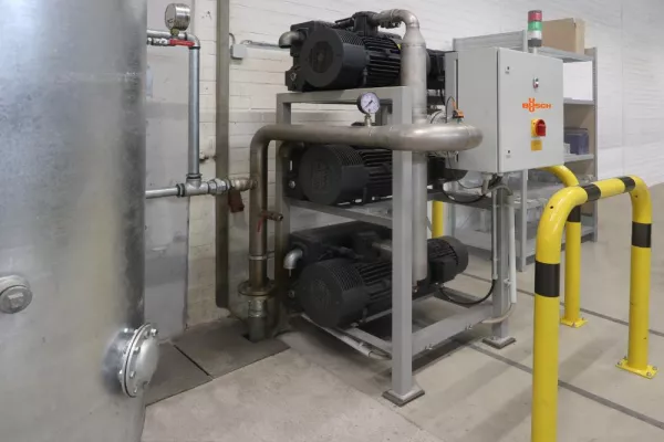 Bild: Energieeinsparung bei der Vakuumerzeugung zum Spannen von Alu-Blechen