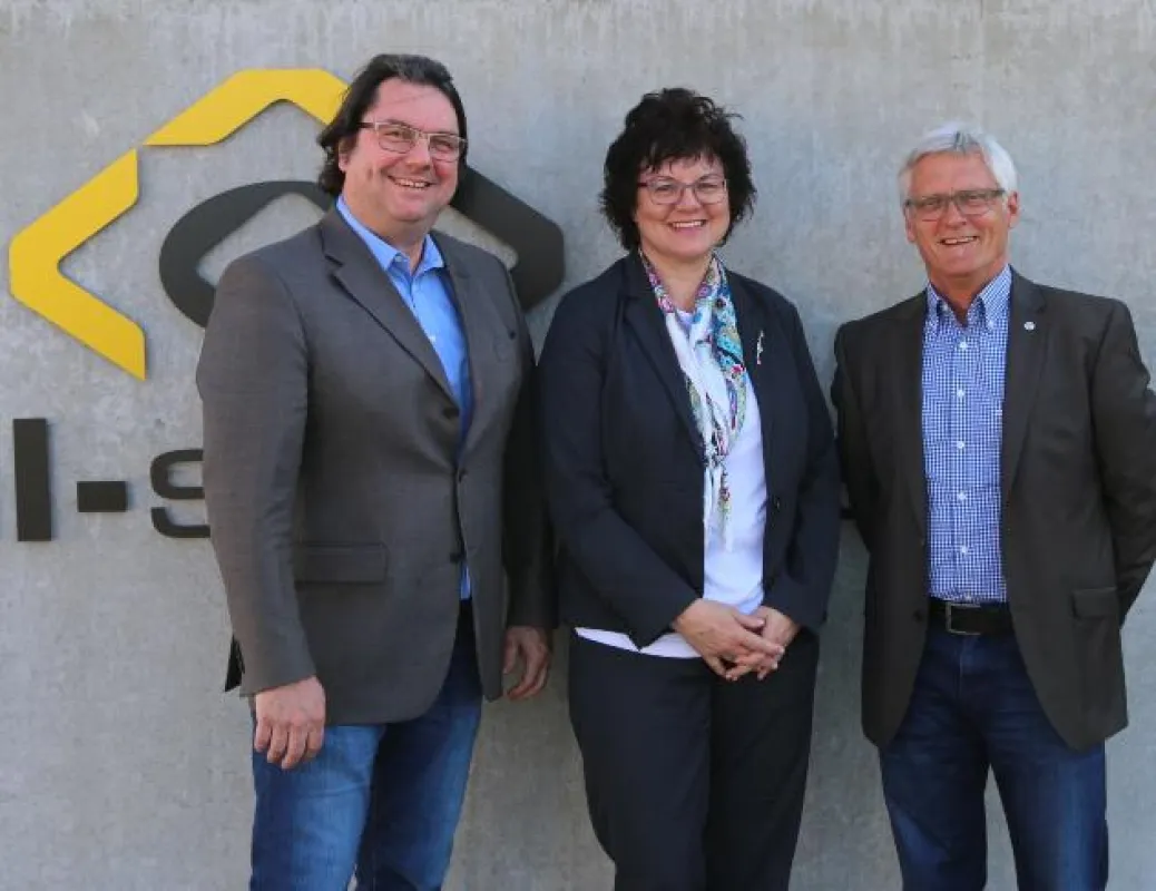 (Foto: hl-studios): v.l. Alfons Loos, Prof. Dr. Ute Ambrosius (HS Ansbach) und Hans-Jürgen Krieg