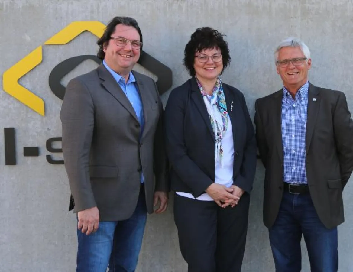 (Foto: hl-studios): v.l. Alfons Loos, Prof. Dr. Ute Ambrosius (HS Ansbach) und Hans-Jürgen Krieg