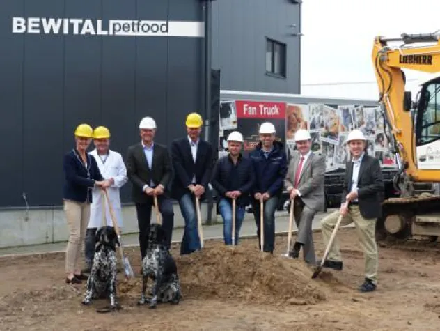 Bild: Erster Spatenstich für Millionen-Investition
