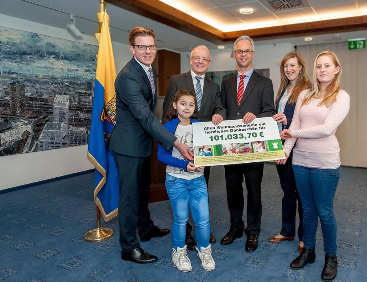 Bei der Übergabe des Spendenschecks im Essener Rathaus