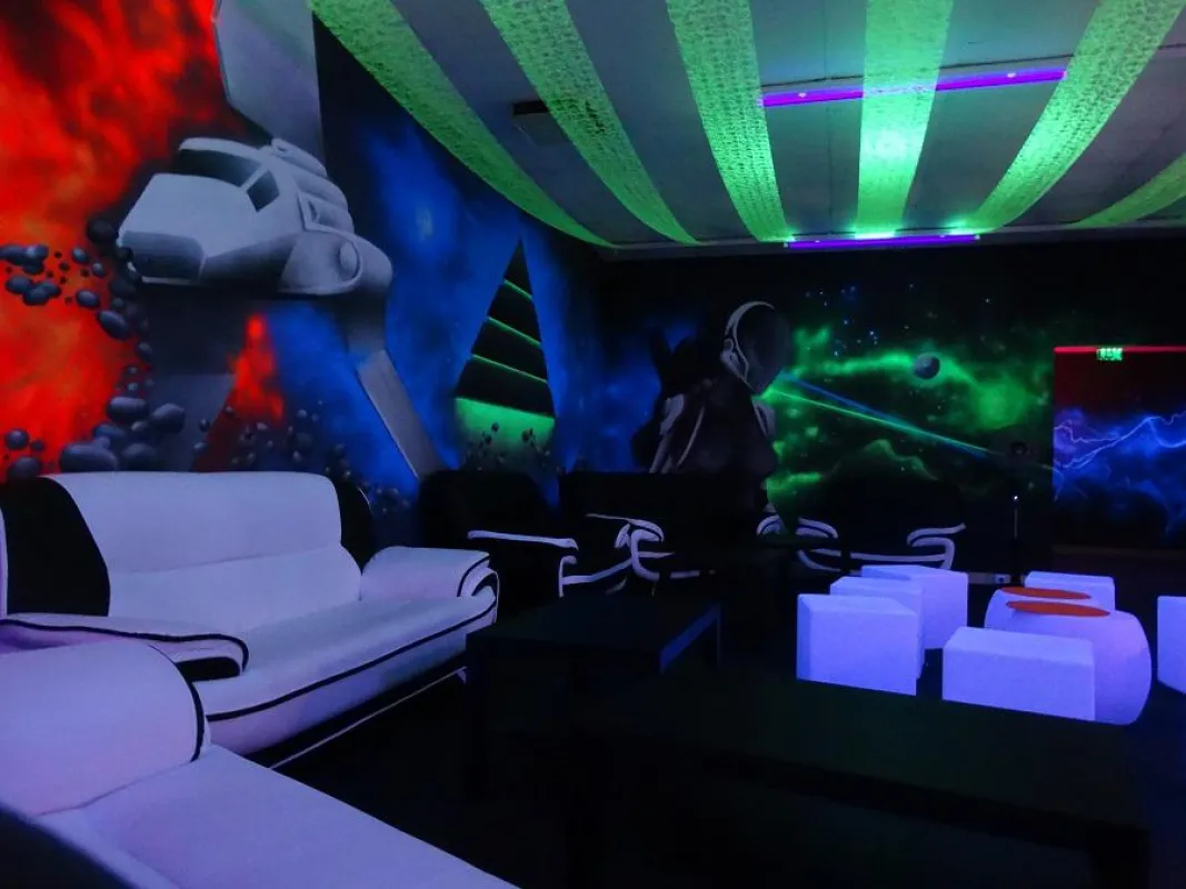 Zwischen den Spielen in der Lounge Chillen und die Taktik für die nächste Runde besprechen