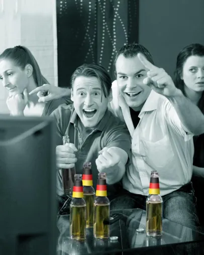 Bild: NECK TACK – So stoßen Deutschlands Fussball-Fans an