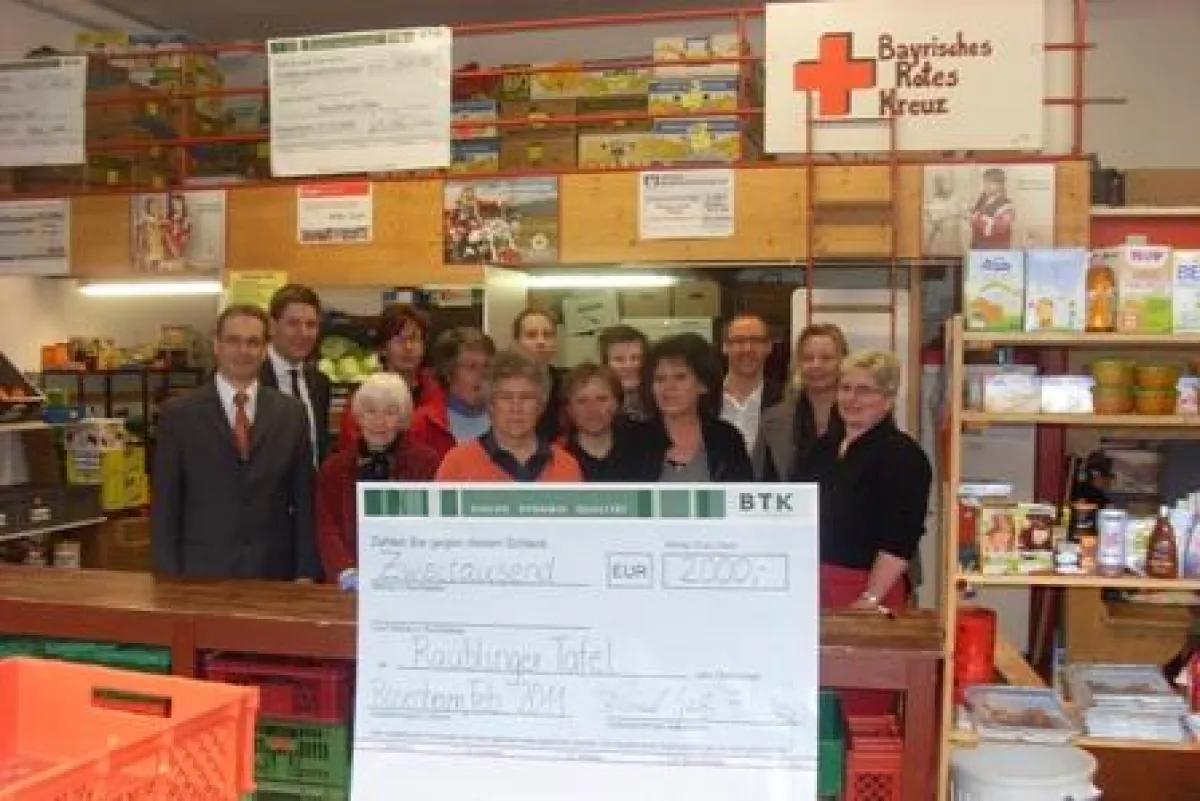 Die BTK-Geschäftsführer überreichen dem ehrenamtlichen Team der Tafel Raubling einen Scheck über 2000 Euro.