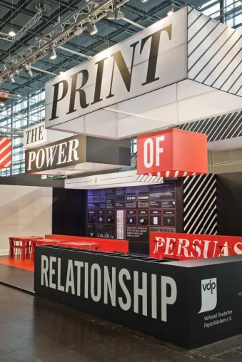 Fliegende Überschriften: Der VDP-Auftritt auf der drupa 2012 Bild: Fliegende Überschriften: Der VDP-Auftritt auf der drupa 2012