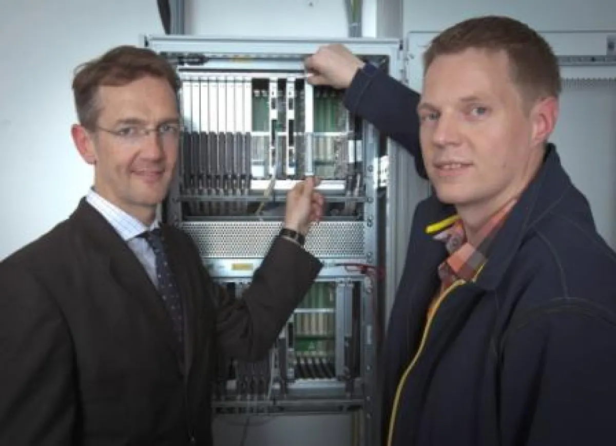 EWE TEL-Geschäftsführer Ulf Heggenberger (l.) u. Netzplaner Ralf Lehmann am Hauptverteiler.