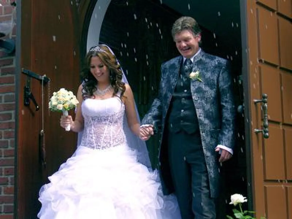 Sie haben ?Ja!? gesagt: Eleni und Christopher Prüfer. (© Claudius Gramse)