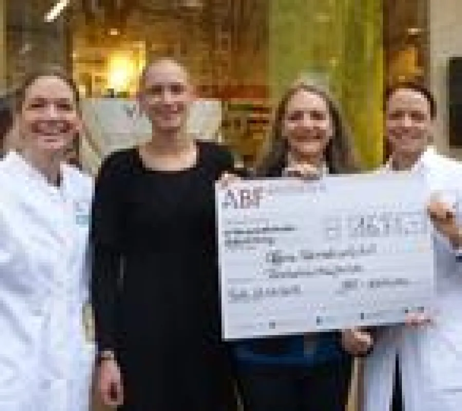 Überreichung des Spendenschecks vor der ABF-Apotheke in Fürth