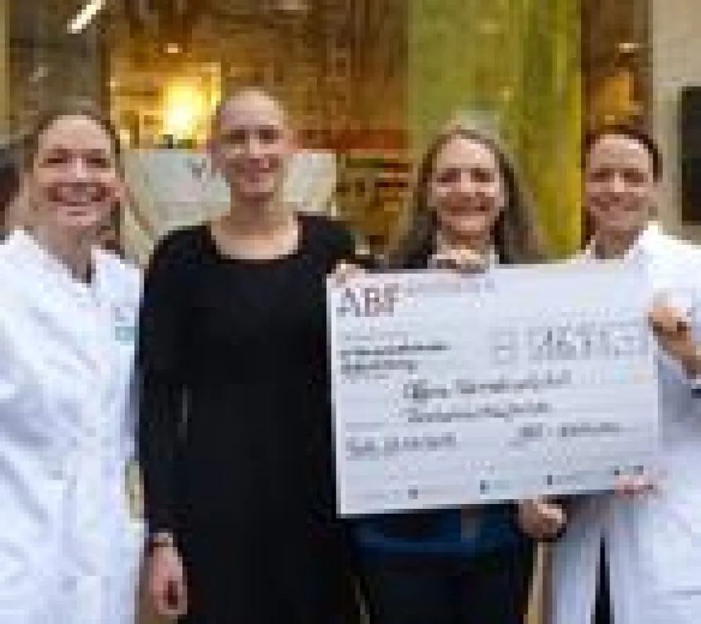 Überreichung des Spendenschecks vor der ABF-Apotheke in Fürth