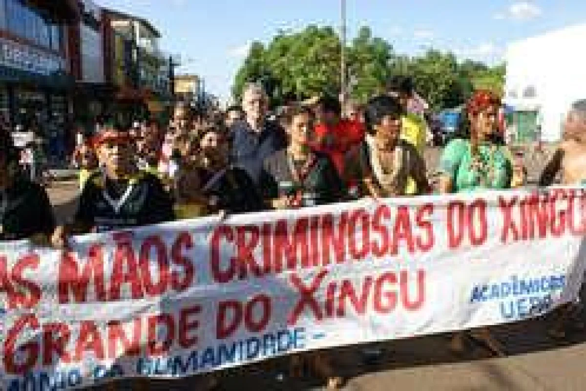 Bischof Kräutler (Mitte) demonstriert gegen den Belo Monte Damm. ©Prelazia do Xingu