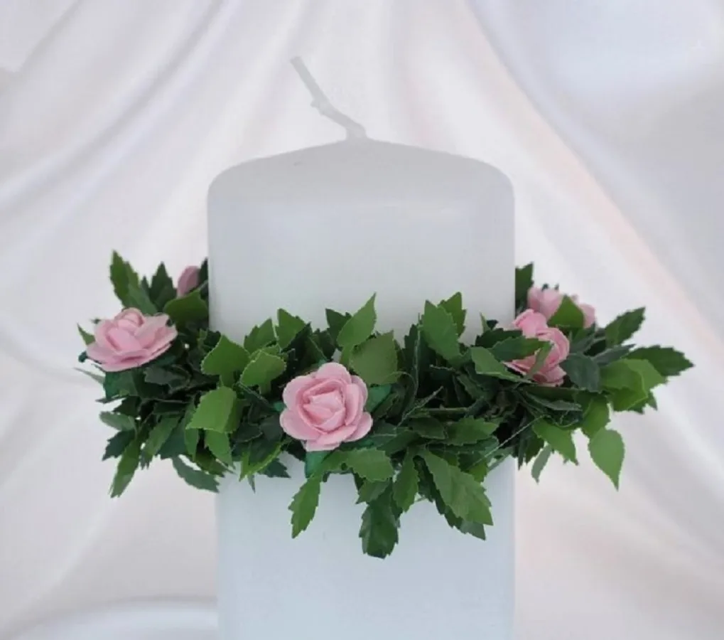 Tropfschutz, Tropffänger aus Rosenblättern mit kleinen Röschen in vielen Farben  (© Jola Simer, tischdeko-online, Dorsten, 3.6.2022)