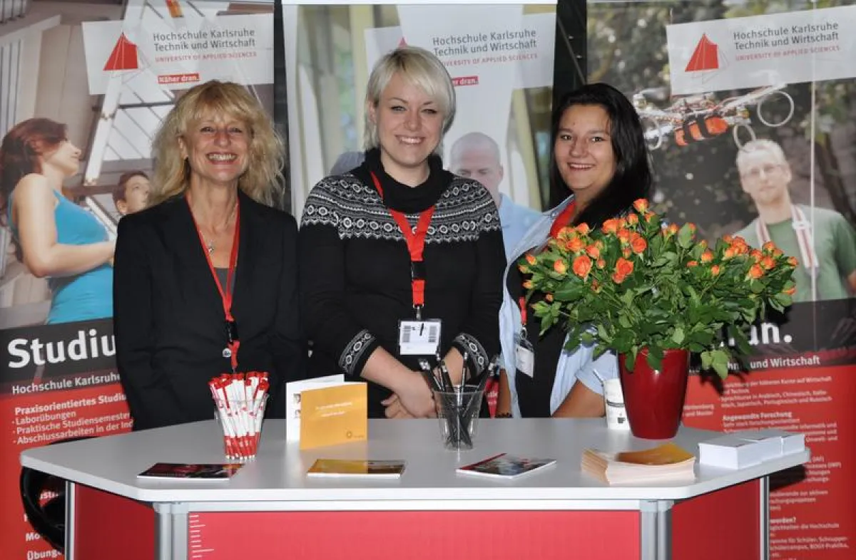 Mehr Professorinnen an Hochschulen für Angewandte Wissenschaften (HAWs) ist das Ziel des Verbundprojekts „Traumberuf Professorin“; Prof. Sissi Closs (l.) bei einer Netzwerk-Veranstaltung (Foto: Anja R