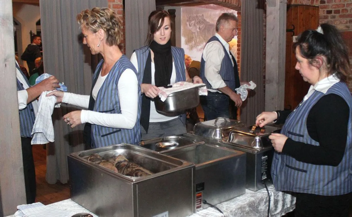 Vorbereitungen für das große Elchbuffet beim Elchessen 2013.  Foto: Forum Baltikum - Dittchenbühne