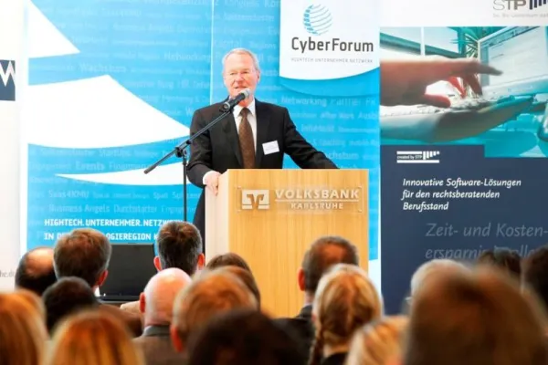 Bild: CyberForum begrüßte Wirtschaftsexperten Prof. Dr. Hans-Olaf Henkel beim Infomarkt
