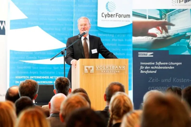 Bild: CyberForum begrüßte Wirtschaftsexperten Prof. Dr. Hans-Olaf Henkel beim Infomarkt