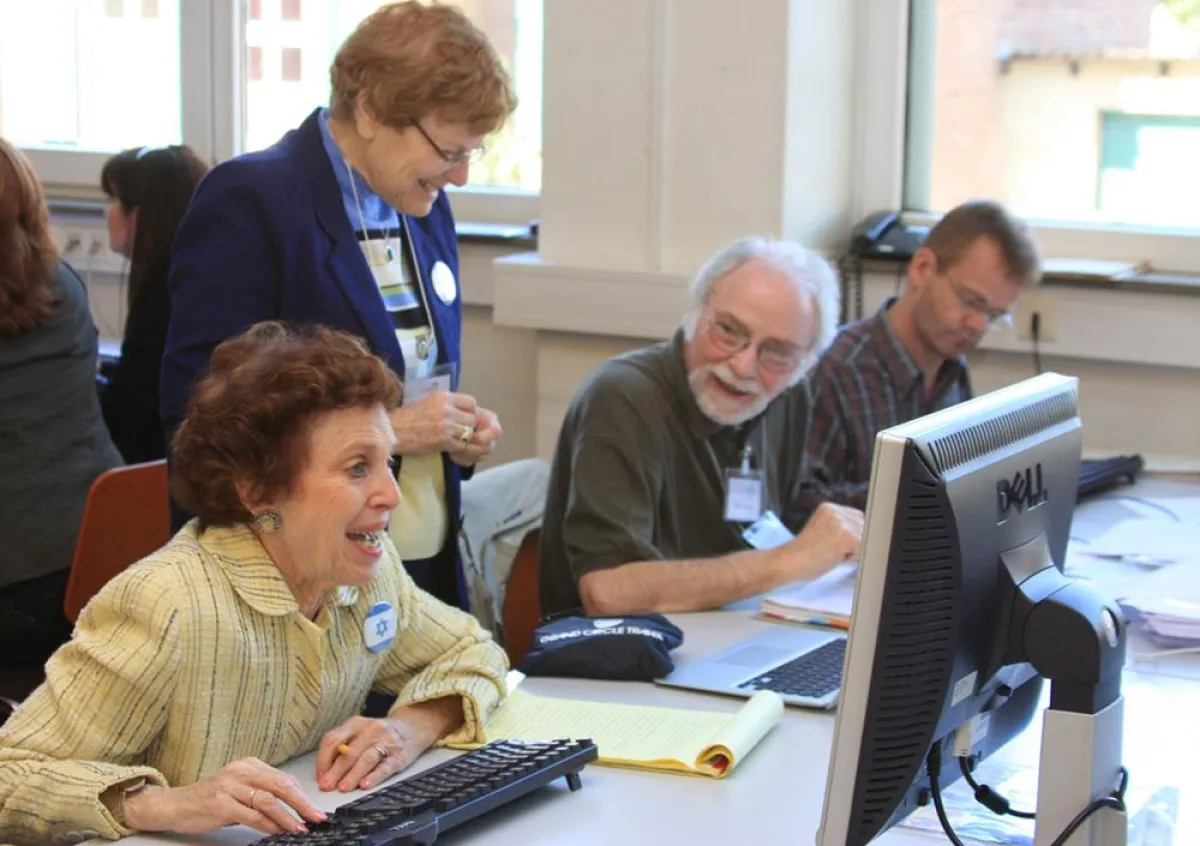 42 Genealogen forschen beim ITS nach Überlebenden und Opfern des Holocaust.