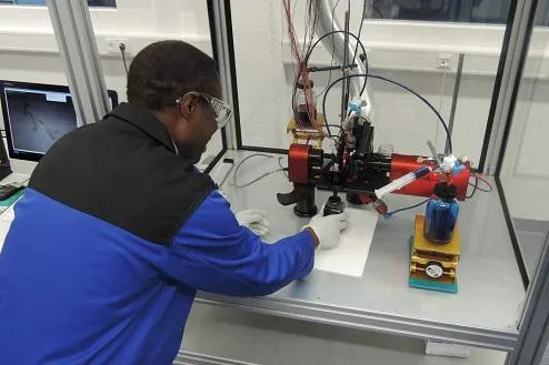 Bild: Kyocera eröffnet neues Test Lab für Tintenstrahldruckköpfe in Esslingen