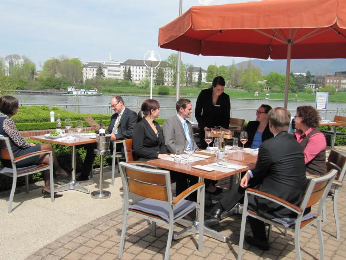 Die Terrasse des Marriott-Restaurant Grill 16, direkt am Neckar