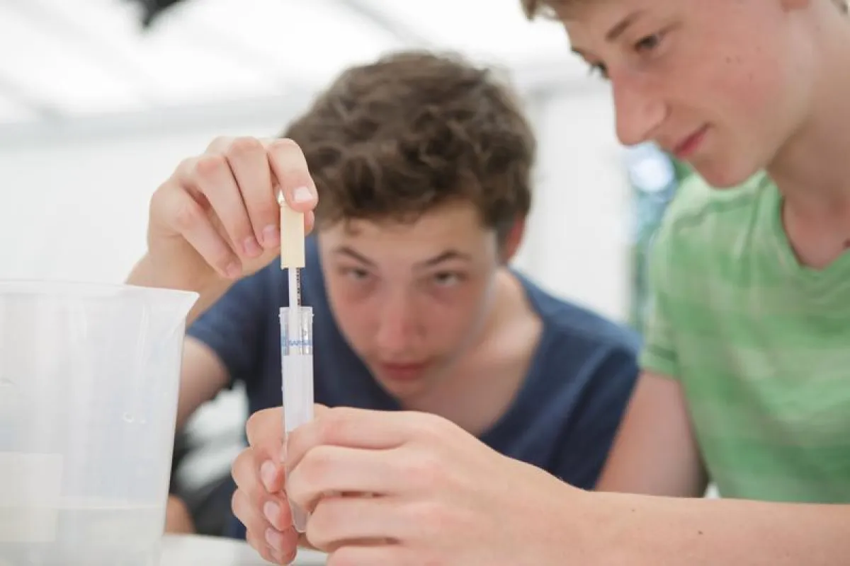 Probennahme beim My Ocean Sampling Day im Wissenschaftsjahr 2016*17 - Meere und Ozeane (© BMBF/Wissenschaftsjahr 2016*17)