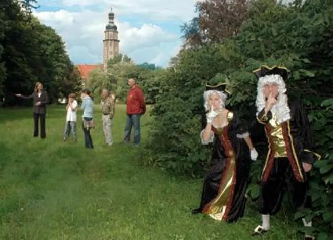 Bild: Als Besucher durch die Schlossgärten der Dübener Heide wandeln