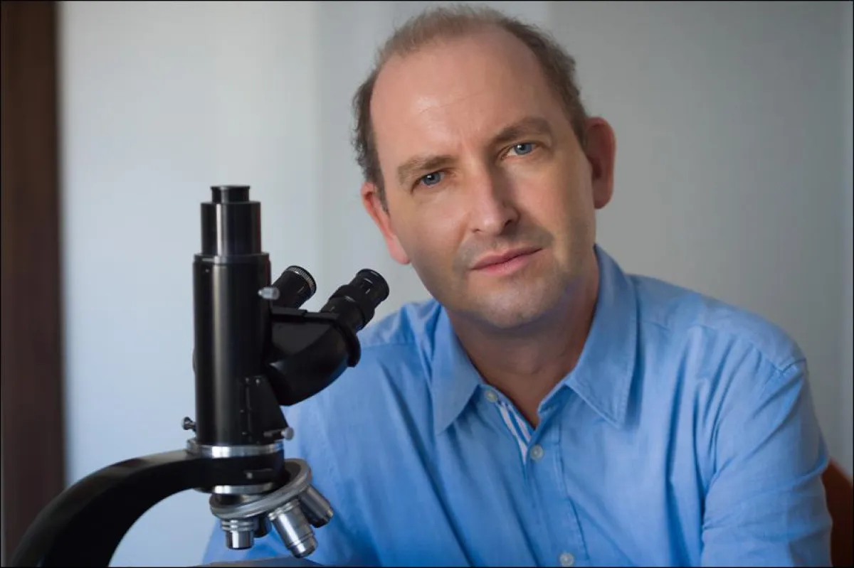 Der Heilpraktiker Dominik Golenhofen führt am 25.11. live Milbentests an Betroffenen durch.