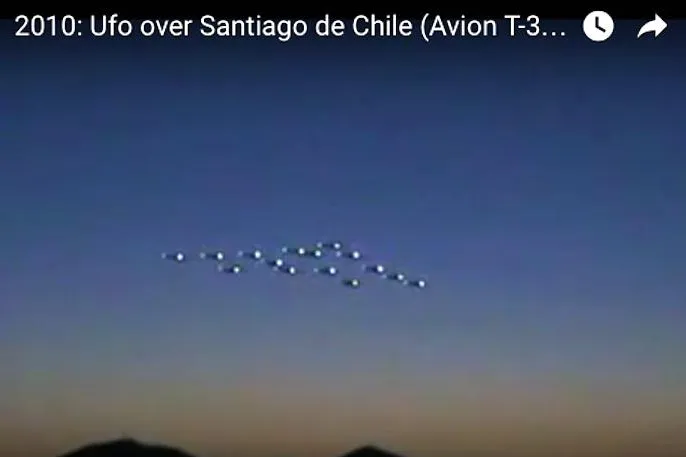 Bild: Jährliche UFO-Flotte von Santiago de Chile, T-35-Flugzeuge in Formation der chilenischen Luftwaffen-Akademie