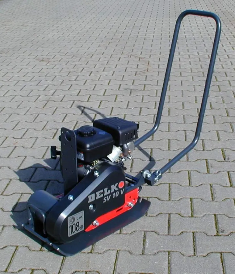 Rüttelplatte SV10V von Delko - angetrieben durch den 2.4HP Vanguard-Motor von Briggs & Stratton