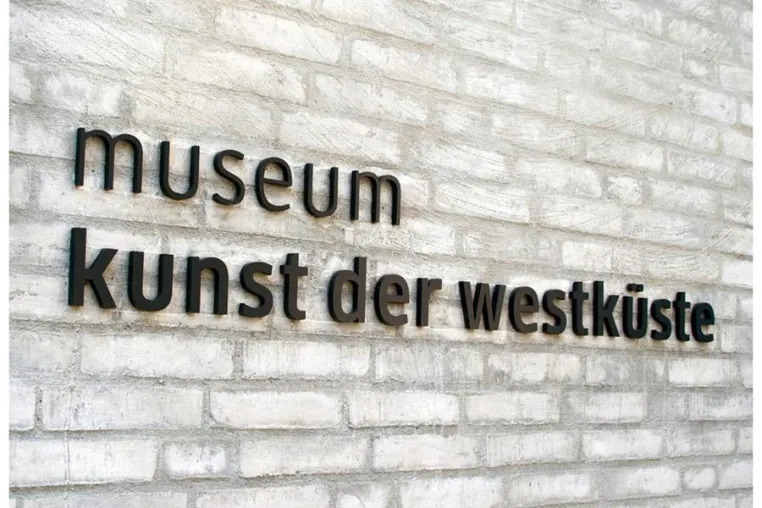 Bild: Das Corporate Design für das Museum Kunst der Westküste gewinnt den red dot award 2011