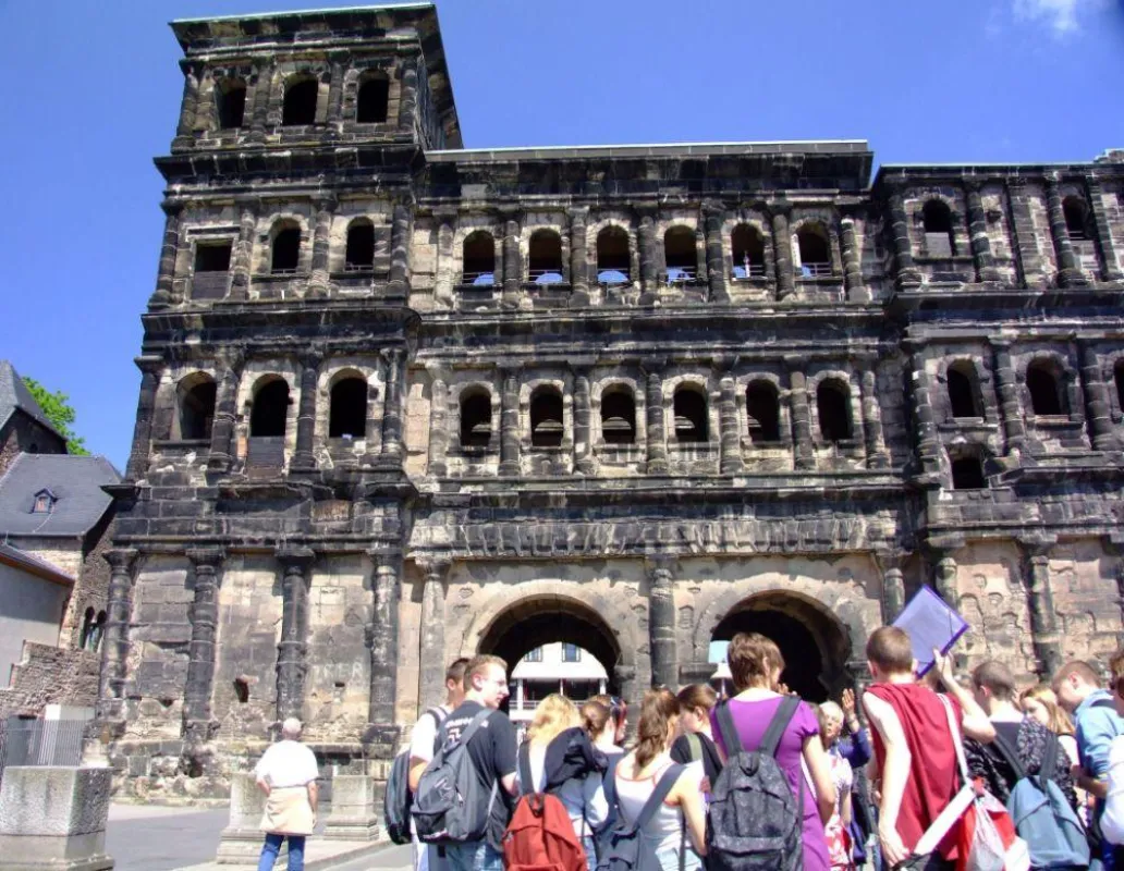 Schüler entdecken ihr Welterbe: Die Porta Nigra in Trier.
