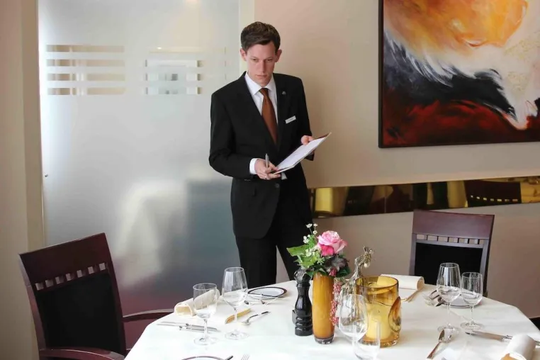 Bild: PREIS FÜR GROSSE GASTLICHKEIT 2012 - Service-Talente der Gastronomie gesucht. Jetzt bewerben