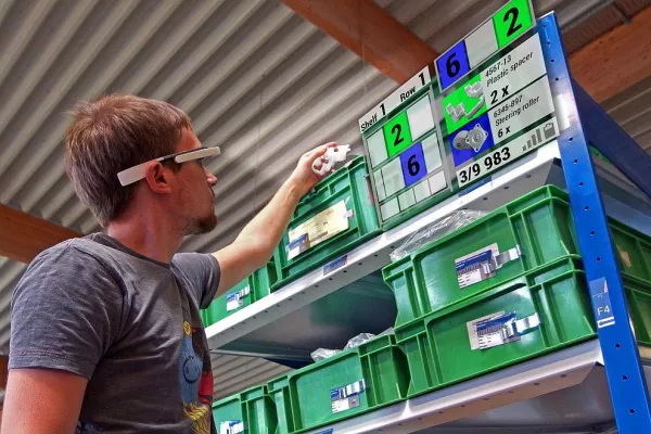Bild: Ubimax GmbH, einziger deutscher Google Glass Certified Partner, zeigt "xPick"-Lösung auf der LogiMAT 2015