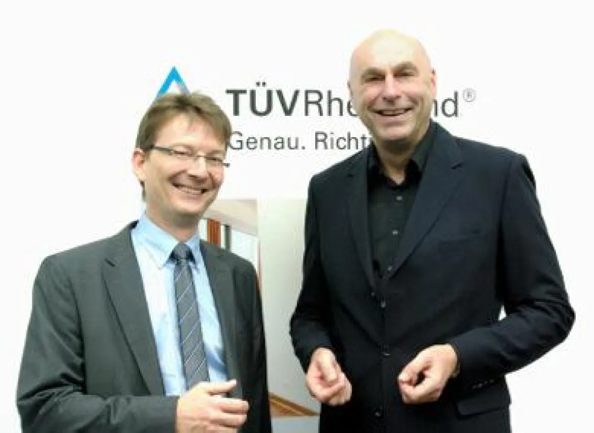 Dr. Stefan Poppelreuter, TÜV Rheinland, und Michael Kaschytza, DOMSET, freuen sich auf die Zusammena